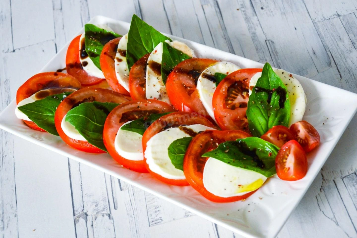 Mediterrán paradicsom és mozzarella saláta friss bazsalikommal