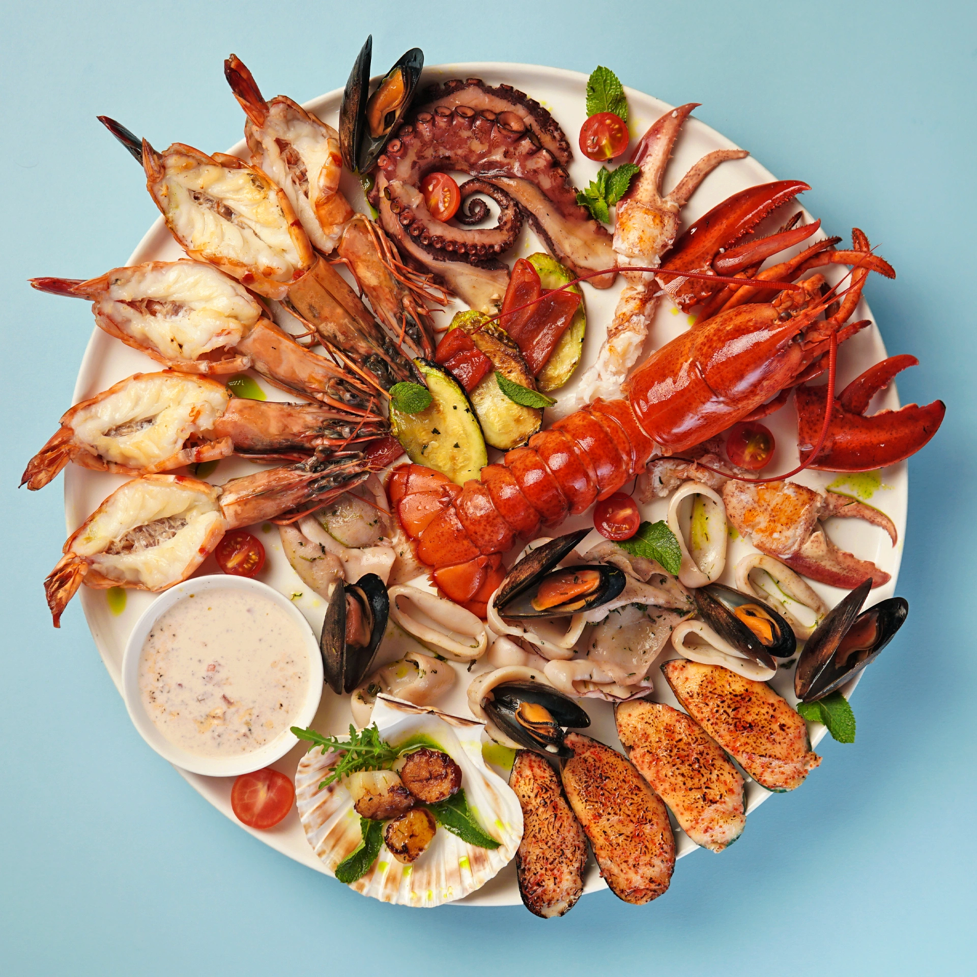 Mediterrán tengeri fogások frissen elkészítve, elegáns tálalással